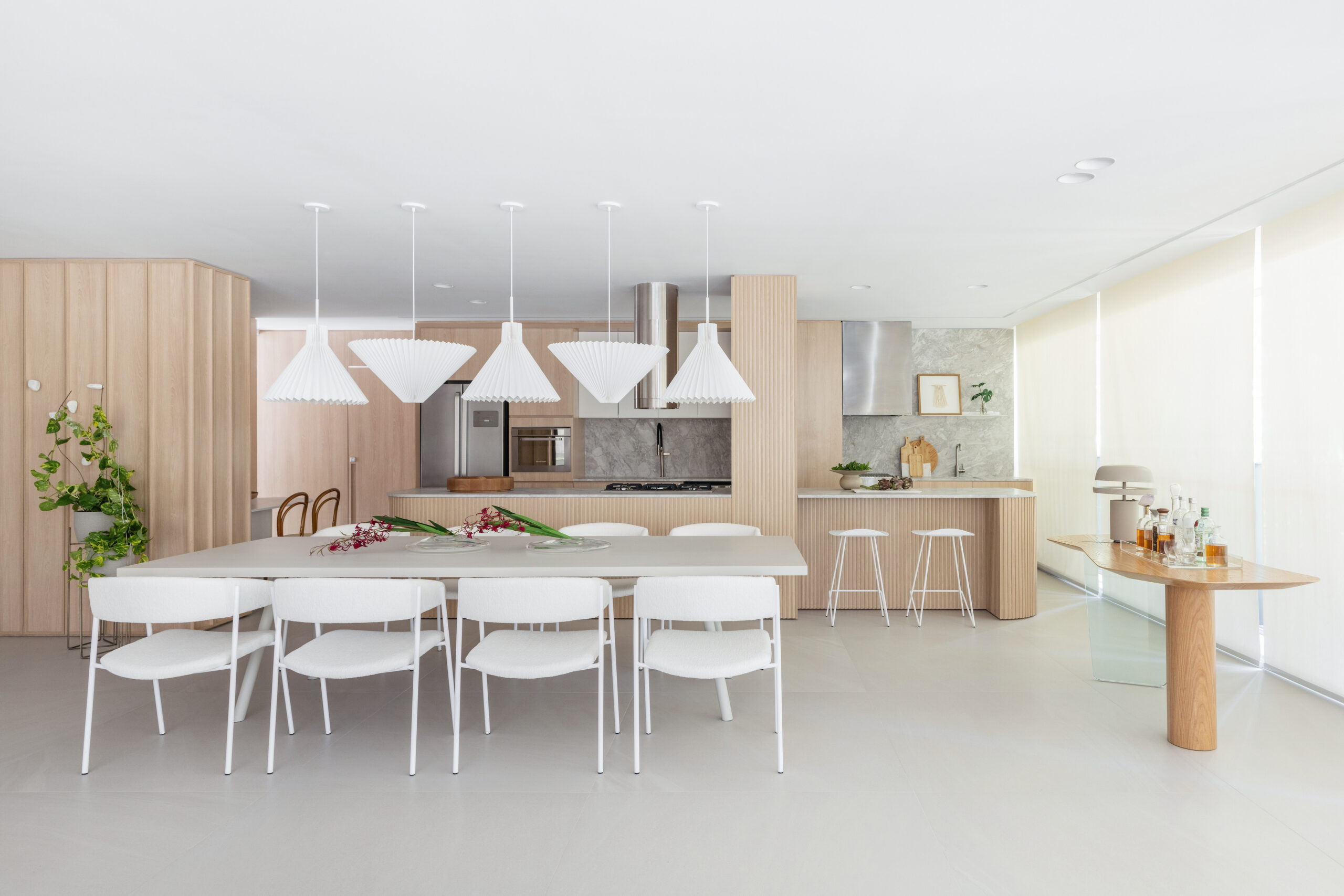 Explorar a iluminação natural foi o ponto de partida da Sala 2 Arquitetura para o projeto desse apartamento de 181m2 em São Paulo.