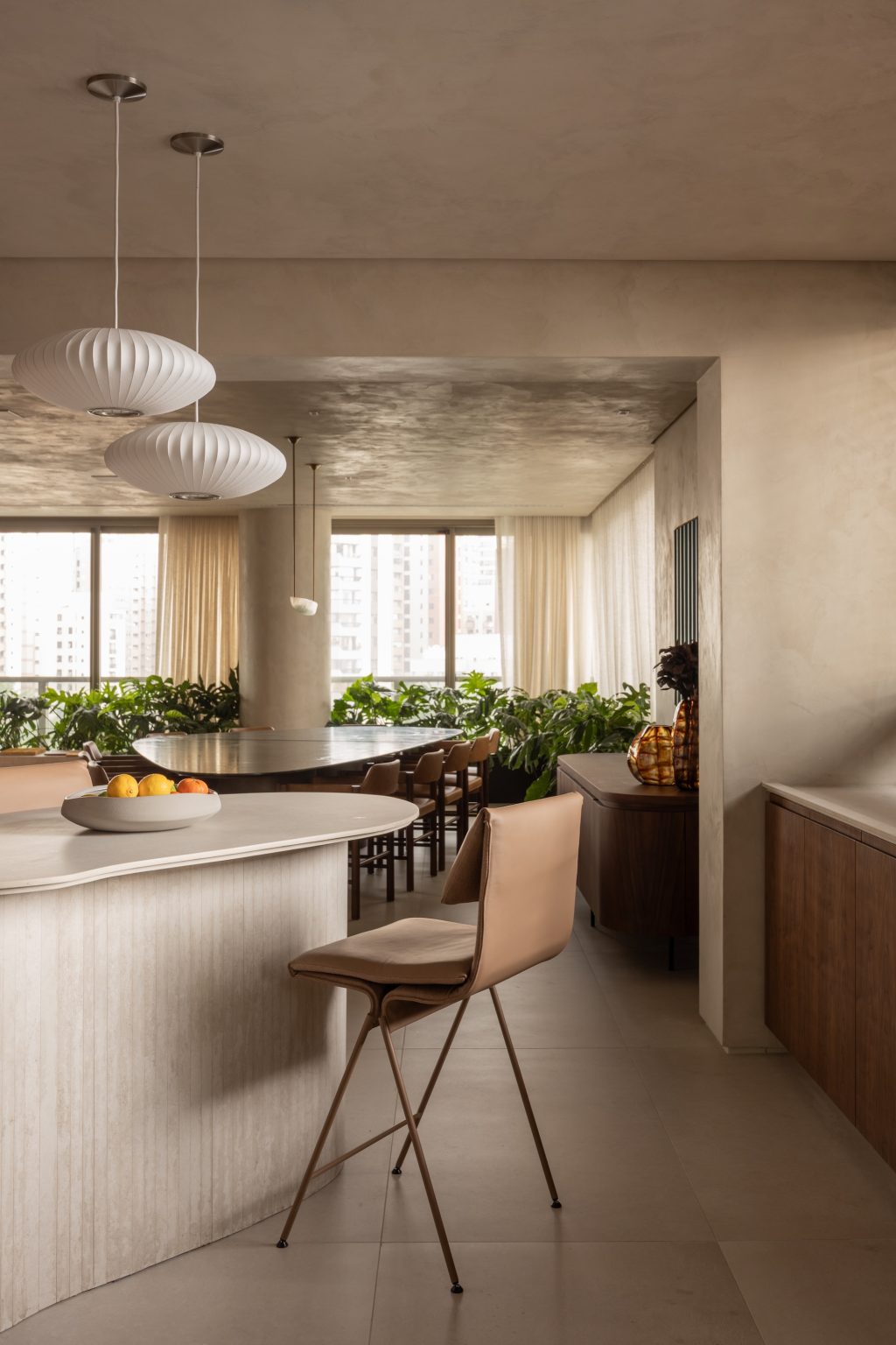 Suite Arquitetos assina o projeto que reflete o estilo de vida da família, um casal com dois filhos adultos